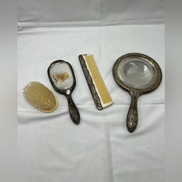 Silver plated Made in Hong King vanity set **mirror missing - Picture 7 of 7